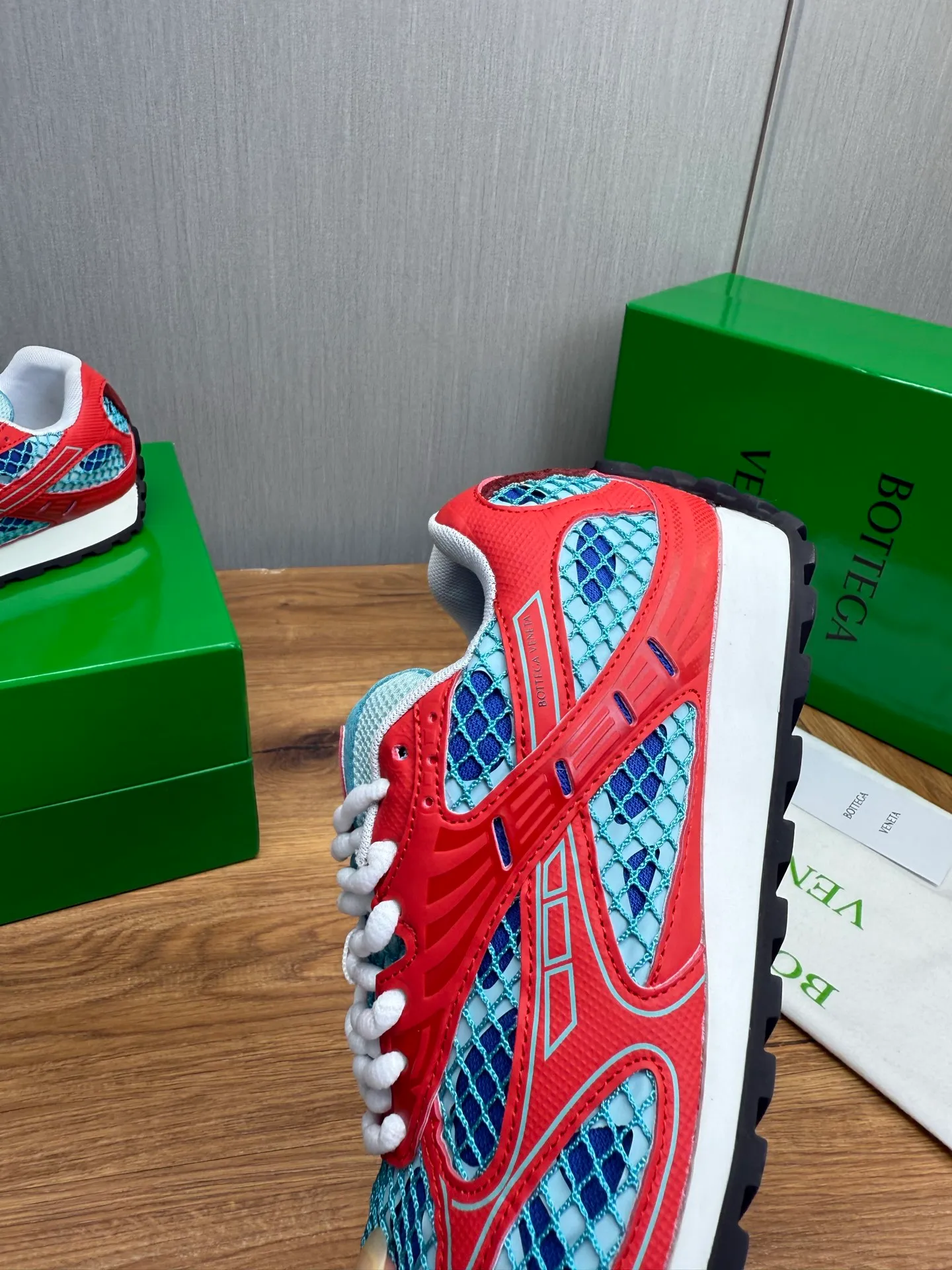 Men's men's shoes 💰620💰 BV top version 𝘽𝙊𝙏𝙏𝙀𝙂𝘼 𝙑𝙀𝙉𝙀𝙏𝘼 Orbit sneakers Wang Yibo same style couple style dad shoes 🩷💚 Runner sneakers, made of lightweight technical mesh fabric. Features a geometric patterned rubber outsole. Pay attention to the package craftsmanship ❕ High version shipping ❗️ Very nice, durable to play with and durable to make ✔️ Standard version 💯💯 The outsole is made of color-blocked TPU outsole. Women’s model 35-41 (40 41 customized) Men’s model 39-46 (45.46 customized) Equipped with original packaging